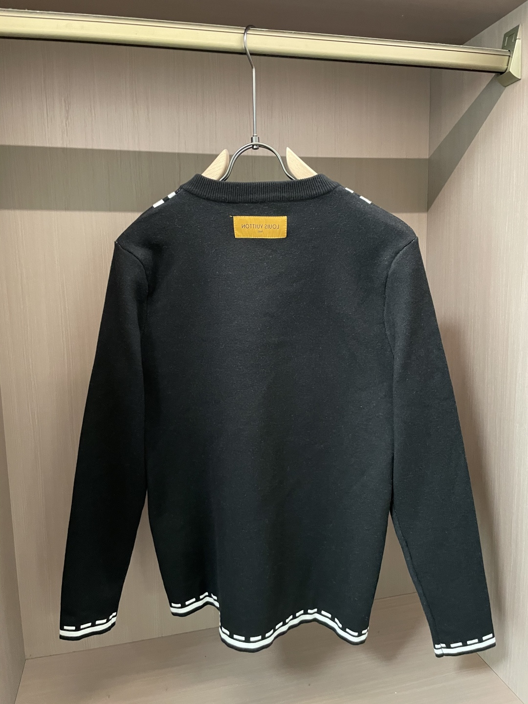 Lv 重磅推荐！2025aw秋冬新款 专柜同步 时尚经典针织衫 秋冬必备款 采用针织衫加厚毛衣，精致简洁