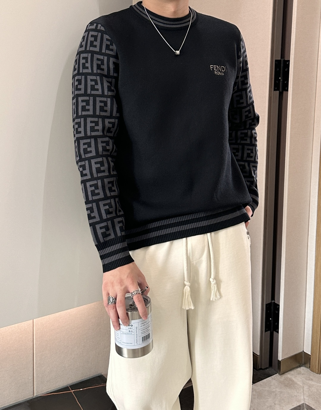 FD 重磅推荐！2025aw秋冬新款 专柜同步 时尚经典针织衫 秋冬必备款 采用针织衫加厚毛衣，精致简洁