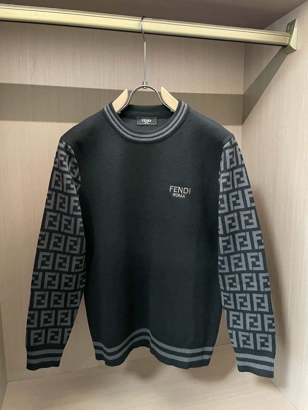 FD 重磅推荐！2025aw秋冬新款 专柜同步 时尚经典针织衫 秋冬必备款 采用针织衫加厚毛衣，精致简洁