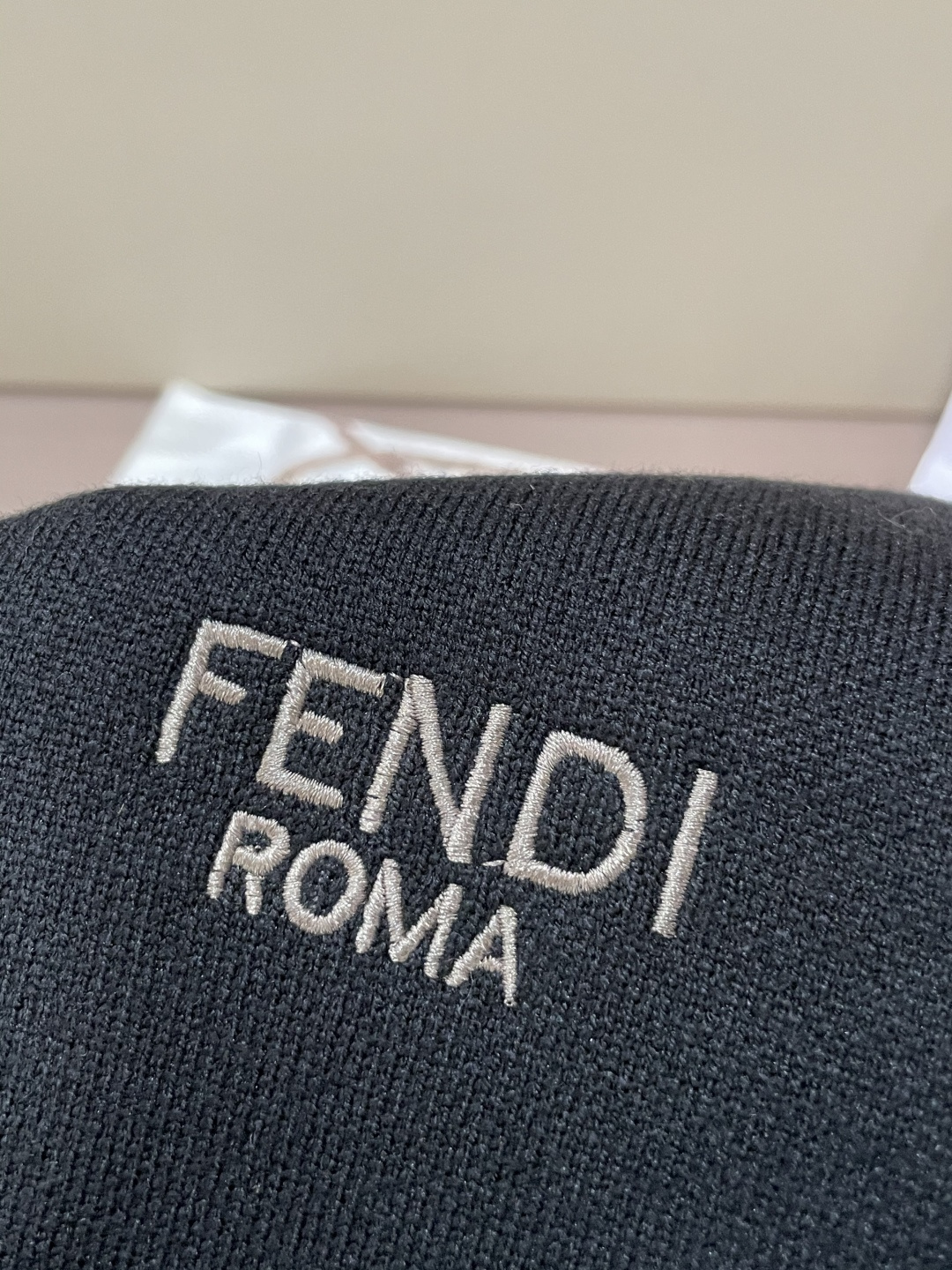 FD 重磅推荐！2025aw秋冬新款 专柜同步 时尚经典针织衫 秋冬必备款 采用针织衫加厚毛衣，精致简洁