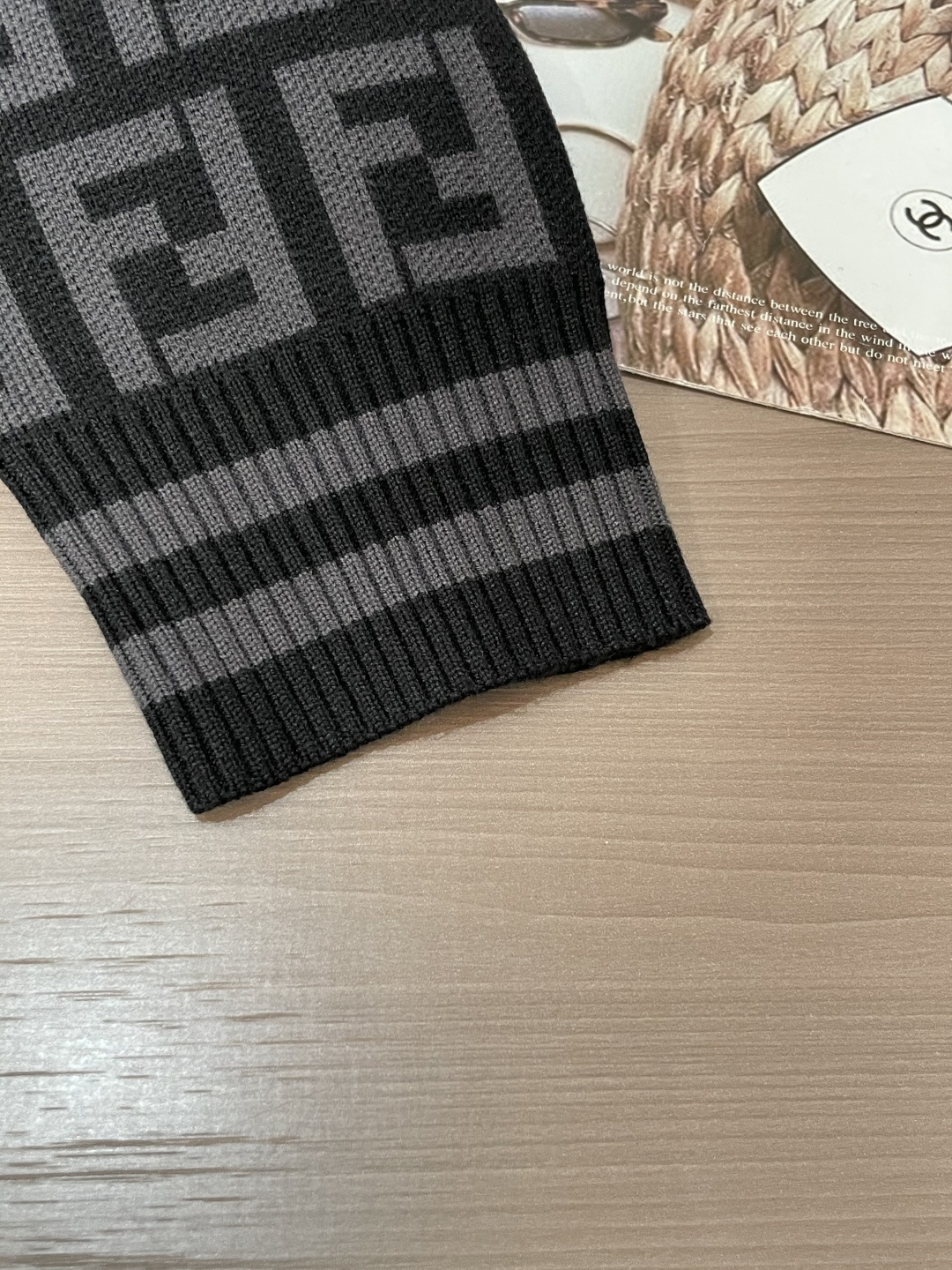 FD 重磅推荐！2025aw秋冬新款 专柜同步 时尚经典针织衫 秋冬必备款 采用针织衫加厚毛衣，精致简洁