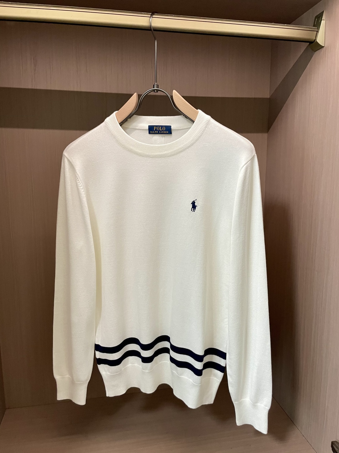 拉夫劳伦 2025秋冬 高级定制 都市风十足 经典简约大气圆领打底针织毛衣。 采用进口羊毛混纺面料 柔软