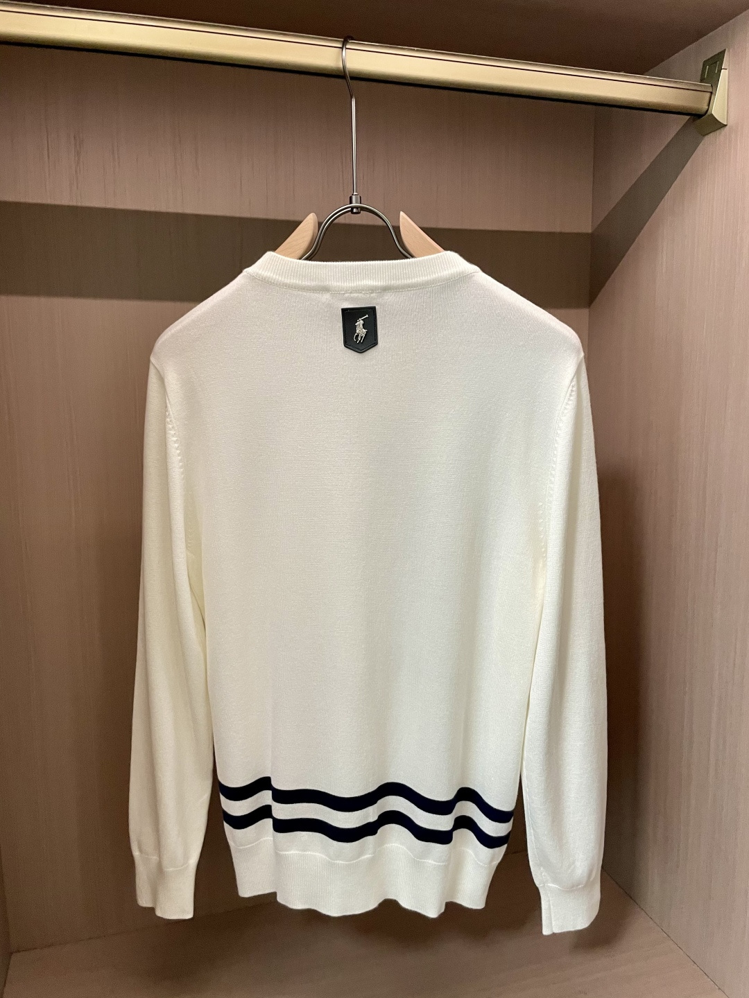 拉夫劳伦 2025秋冬 高级定制 都市风十足 经典简约大气圆领打底针织毛衣。 采用进口羊毛混纺面料 柔软