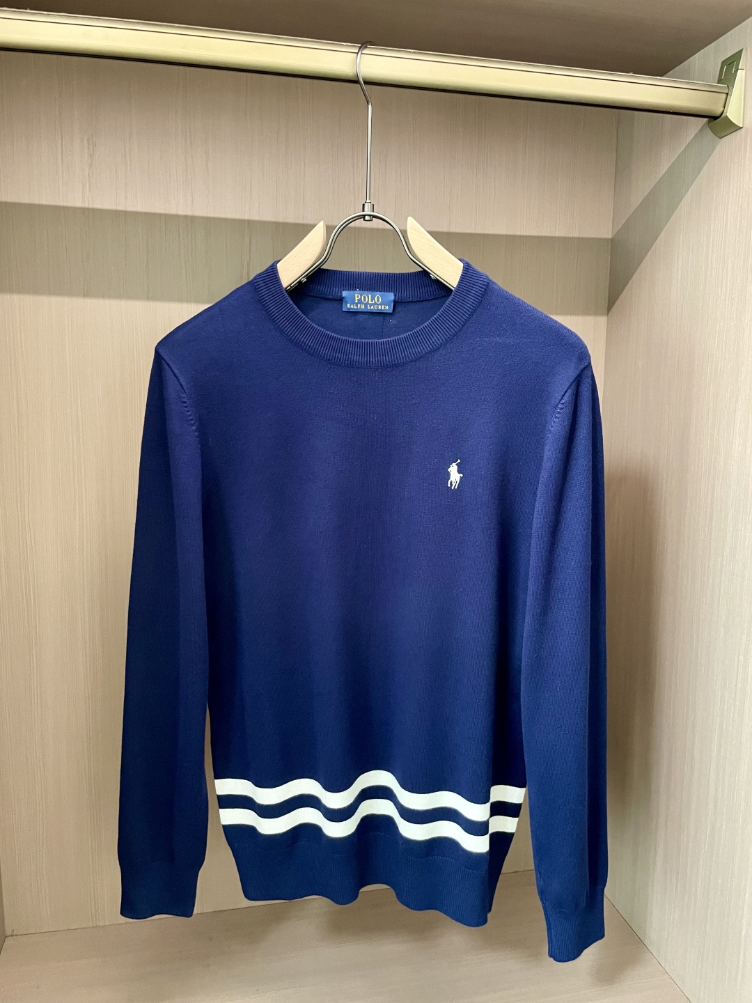 拉夫劳伦 2025秋冬 高级定制 都市风十足 经典简约大气圆领打底针织毛衣。 采用进口羊毛混纺面料 柔软