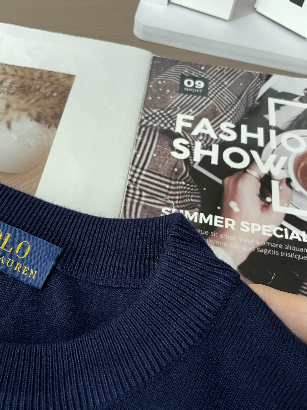 拉夫劳伦 2025秋冬 高级定制 都市风十足 经典简约大气圆领打底针织毛衣。 采用进口羊毛混纺面料 柔软