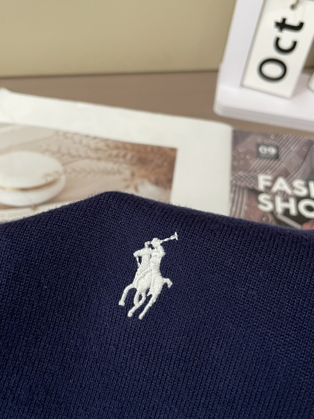 拉夫劳伦 2025秋冬 高级定制 都市风十足 经典简约大气圆领打底针织毛衣。 采用进口羊毛混纺面料 柔软