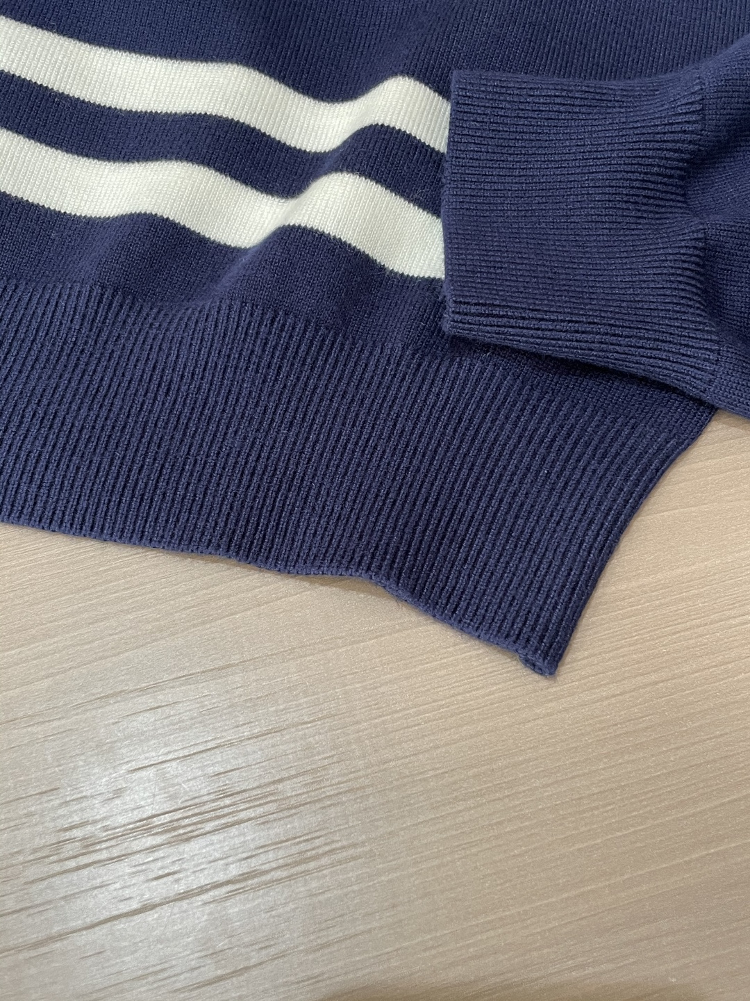 拉夫劳伦 2025秋冬 高级定制 都市风十足 经典简约大气圆领打底针织毛衣。 采用进口羊毛混纺面料 柔软