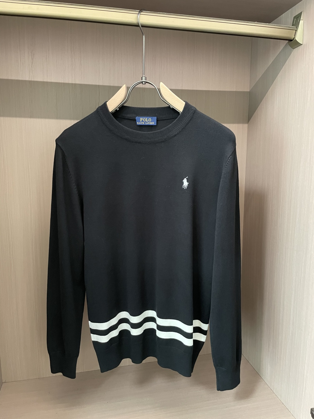 拉夫劳伦 2025秋冬 高级定制 都市风十足 经典简约大气圆领打底针织毛衣。 采用进口羊毛混纺面料 柔软