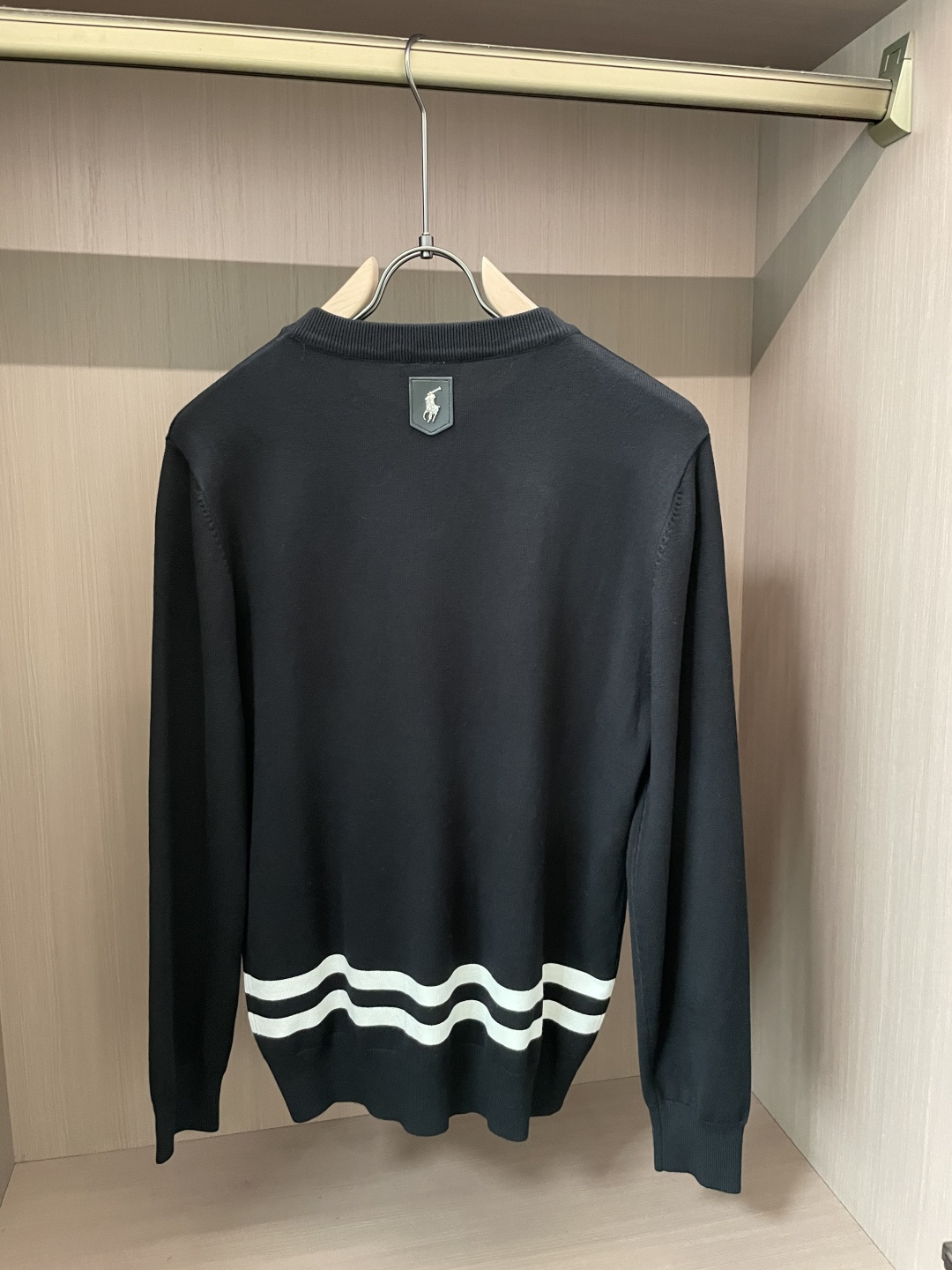 拉夫劳伦 2025秋冬 高级定制 都市风十足 经典简约大气圆领打底针织毛衣。 采用进口羊毛混纺面料 柔软