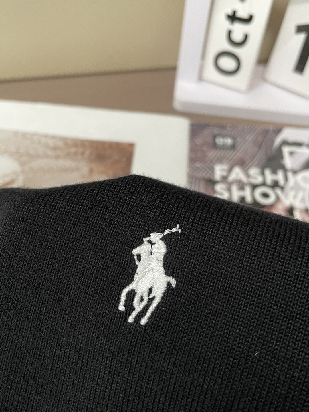 拉夫劳伦 2025秋冬 高级定制 都市风十足 经典简约大气圆领打底针织毛衣。 采用进口羊毛混纺面料 柔软