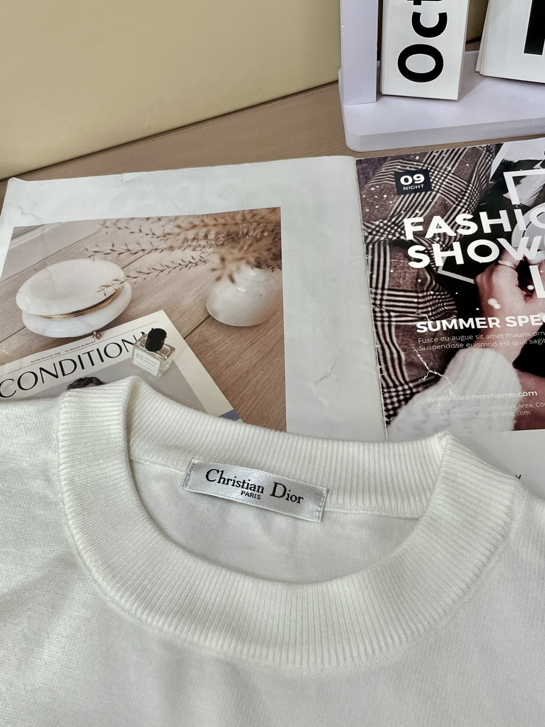 Dior 2025秋冬 高级定制 都市风十足 经典简约大气圆领打底针织毛衣。 采用进口羊毛混纺面料 柔软