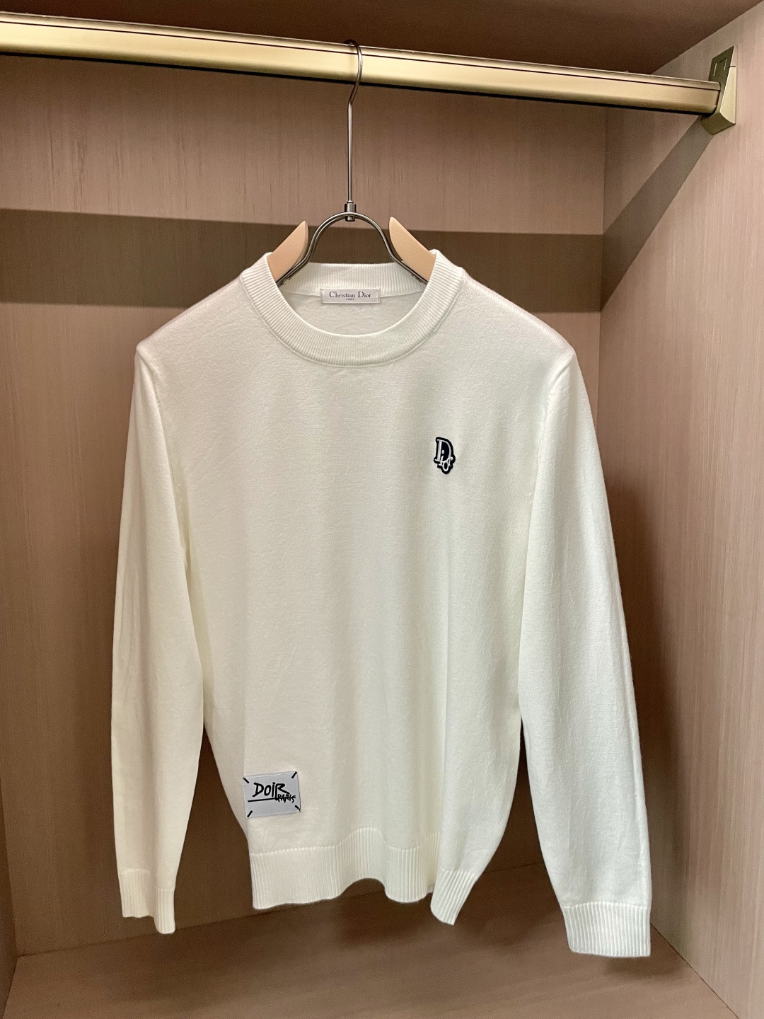 Dior 2025秋冬 高级定制 都市风十足 经典简约大气圆领打底针织毛衣。 采用进口羊毛混纺面料 柔软