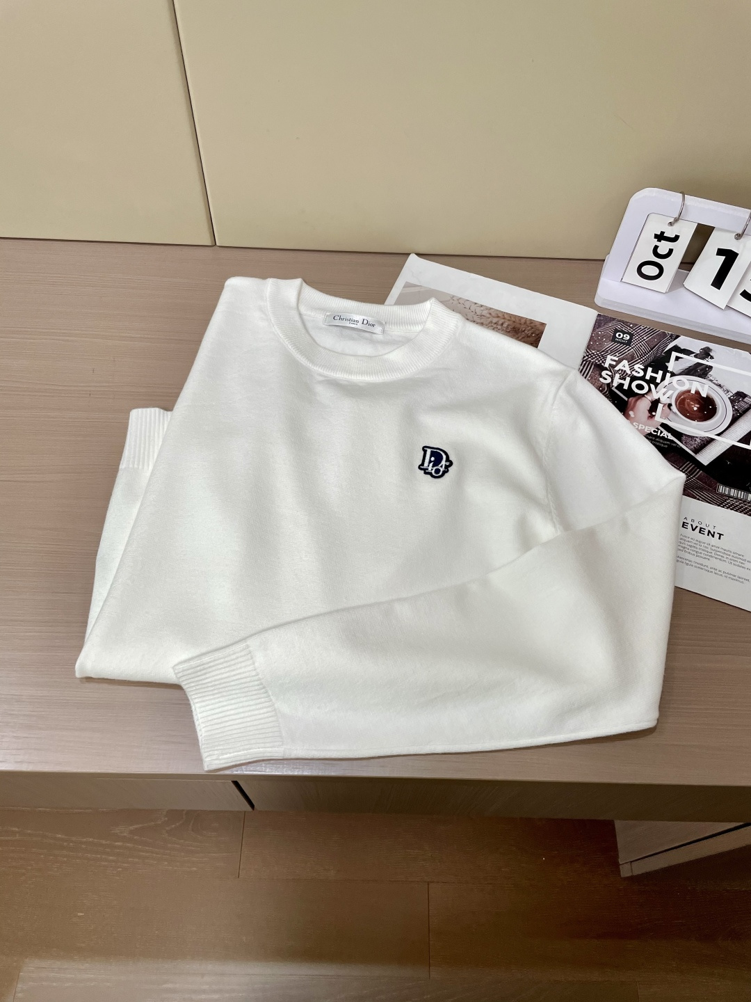 Dior 2025秋冬 高级定制 都市风十足 经典简约大气圆领打底针织毛衣。 采用进口羊毛混纺面料 柔软