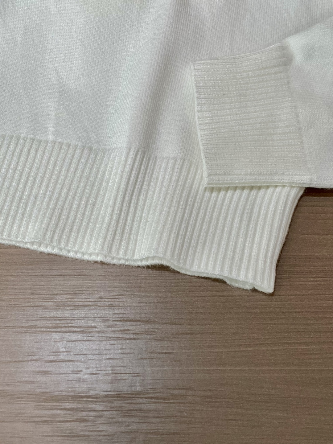 Dior 2025秋冬 高级定制 都市风十足 经典简约大气圆领打底针织毛衣。 采用进口羊毛混纺面料 柔软