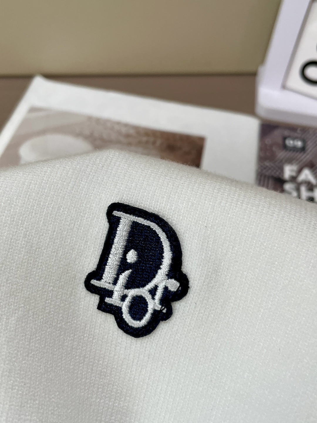 Dior 2025秋冬 高级定制 都市风十足 经典简约大气圆领打底针织毛衣。 采用进口羊毛混纺面料 柔软