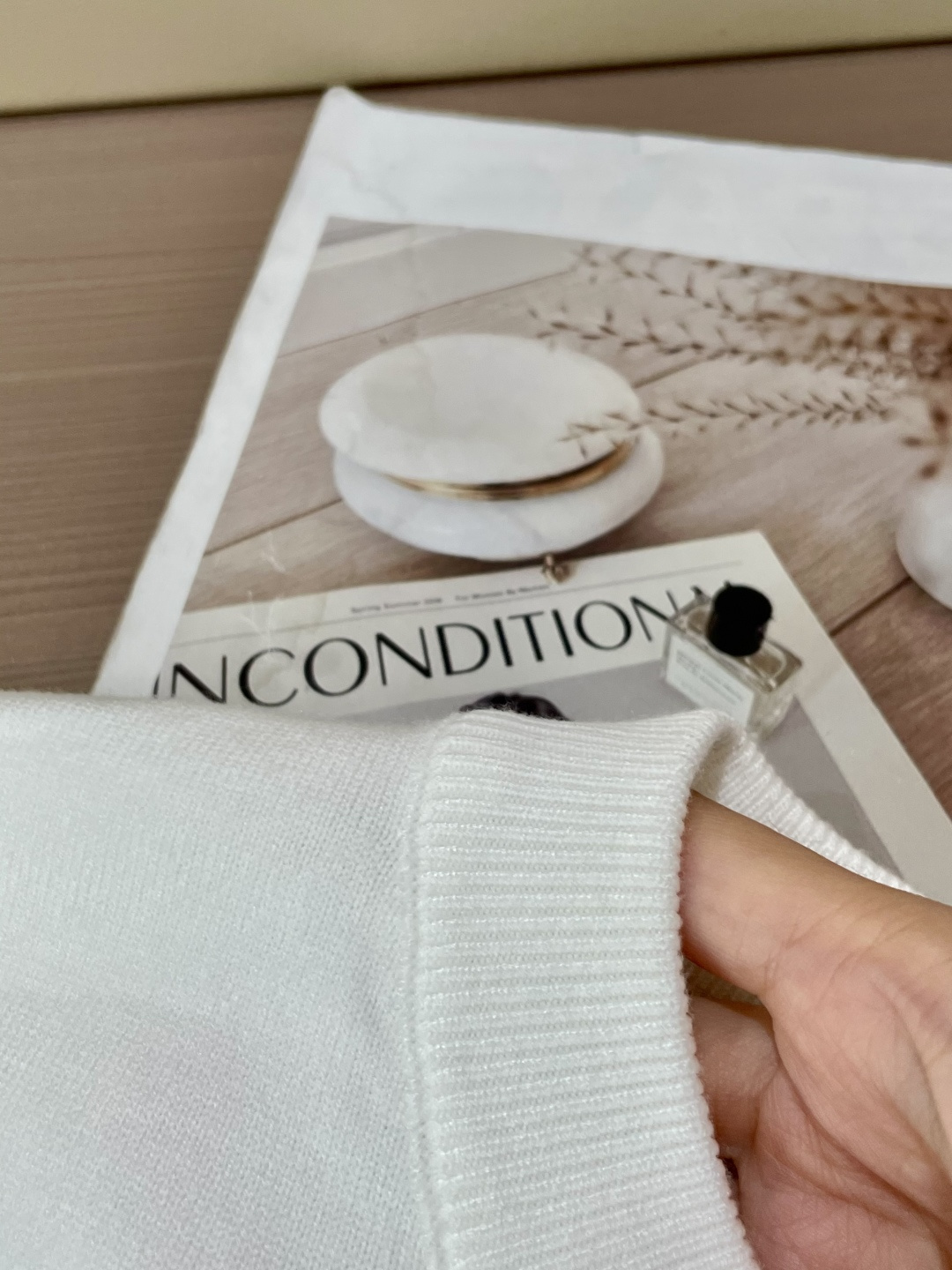 Dior 2025秋冬 高级定制 都市风十足 经典简约大气圆领打底针织毛衣。 采用进口羊毛混纺面料 柔软