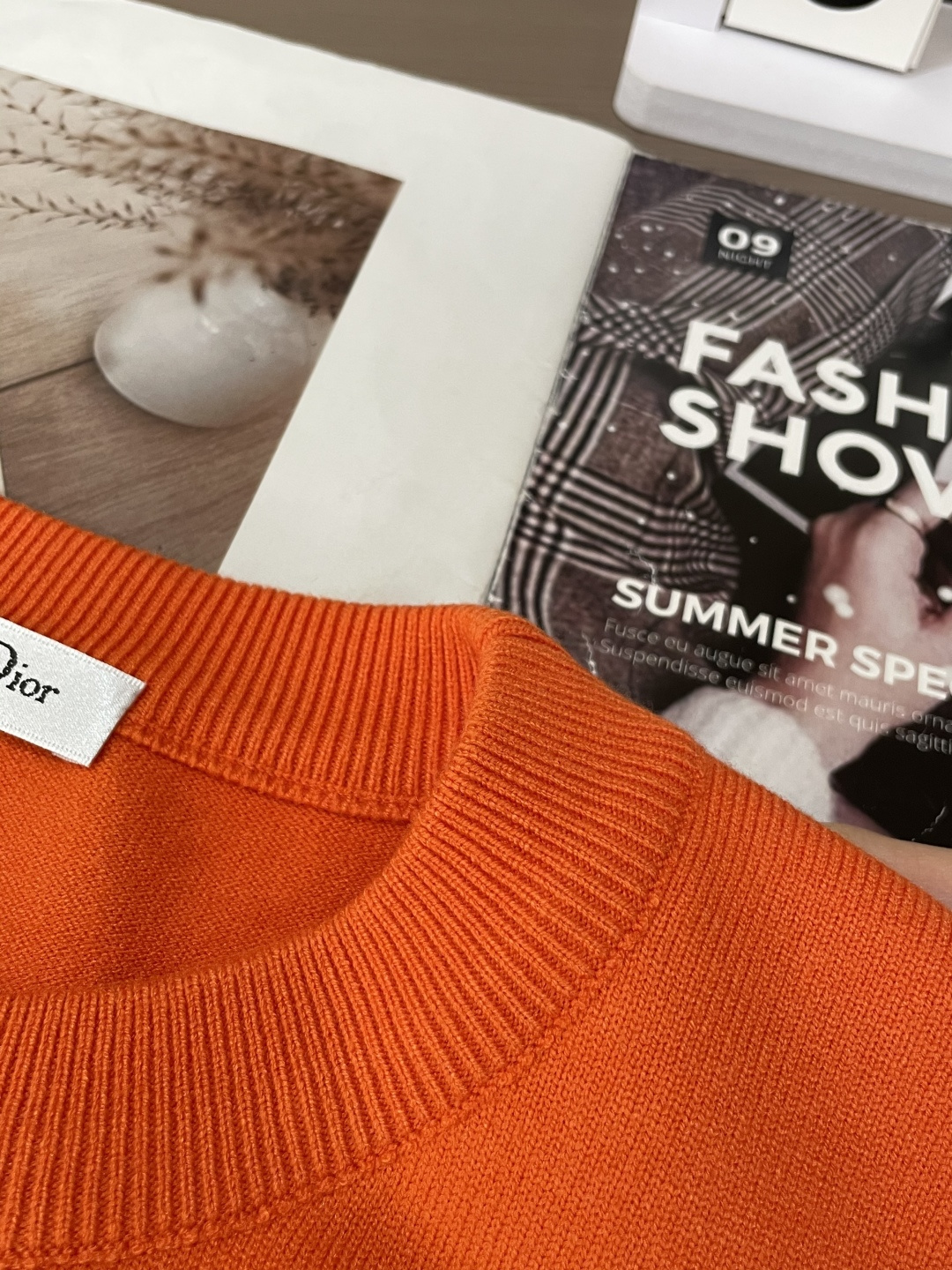 Dior 2025秋冬 高级定制 都市风十足 经典简约大气圆领打底针织毛衣。 采用进口羊毛混纺面料 柔软