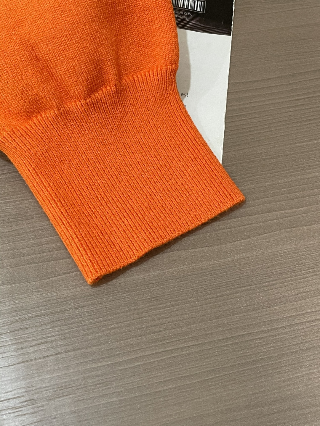 Dior 2025秋冬 高级定制 都市风十足 经典简约大气圆领打底针织毛衣。 采用进口羊毛混纺面料 柔软