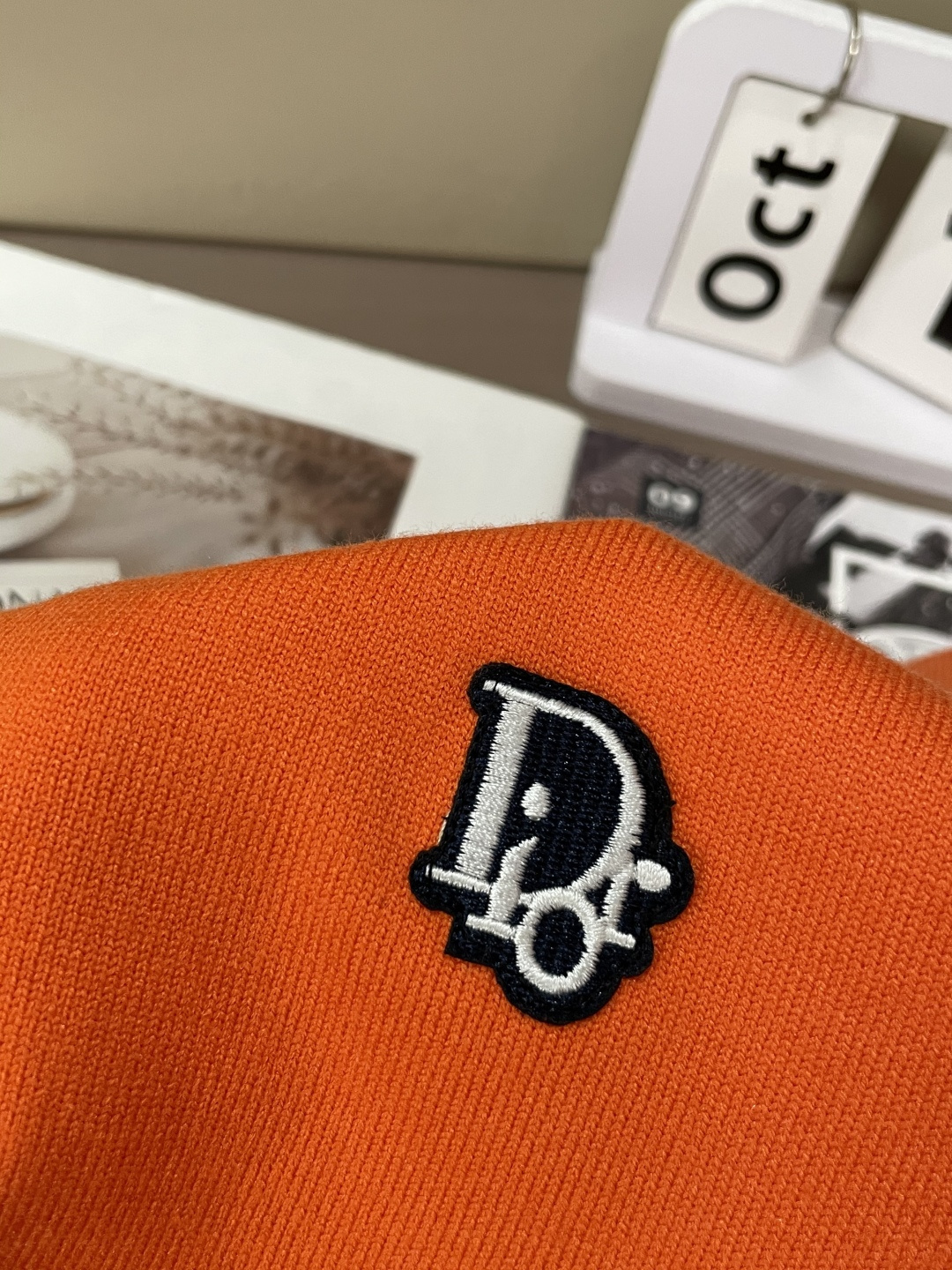 Dior 2025秋冬 高级定制 都市风十足 经典简约大气圆领打底针织毛衣。 采用进口羊毛混纺面料 柔软