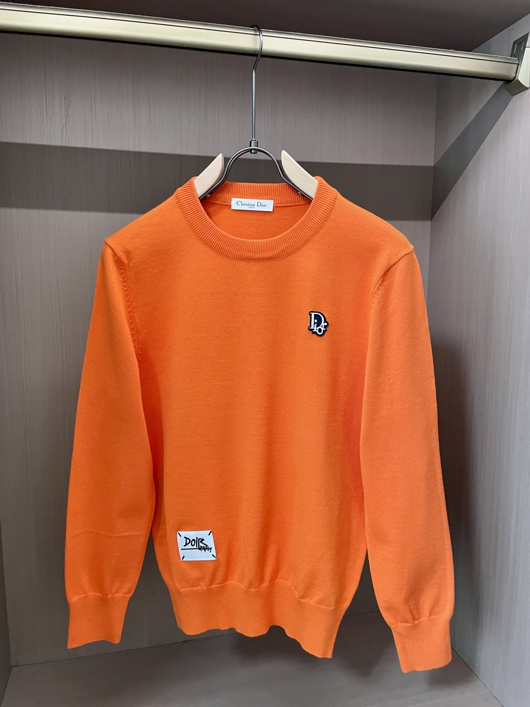 Dior 2025秋冬 高级定制 都市风十足 经典简约大气圆领打底针织毛衣。 采用进口羊毛混纺面料 柔软