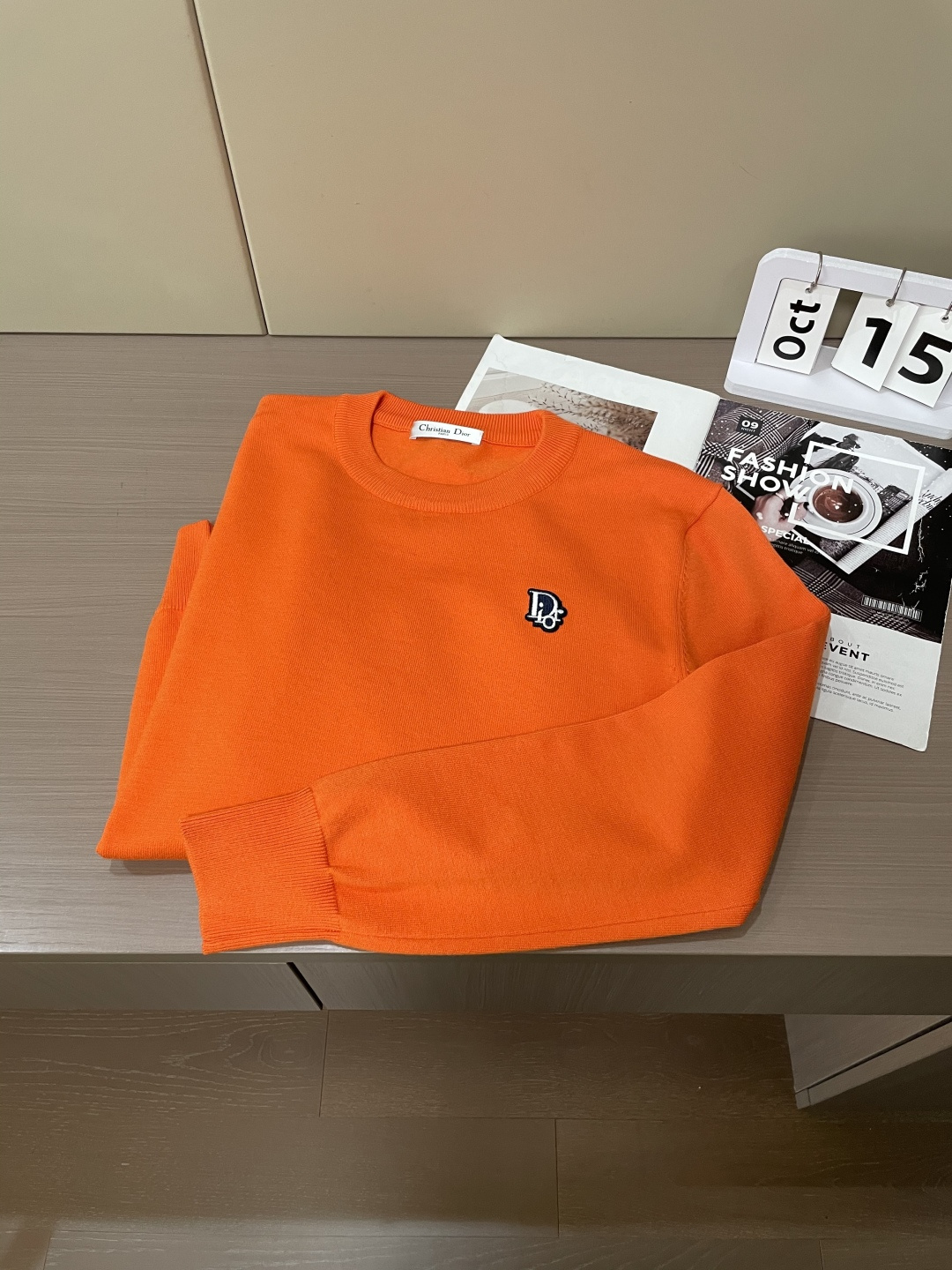 Dior 2025秋冬 高级定制 都市风十足 经典简约大气圆领打底针织毛衣。 采用进口羊毛混纺面料 柔软