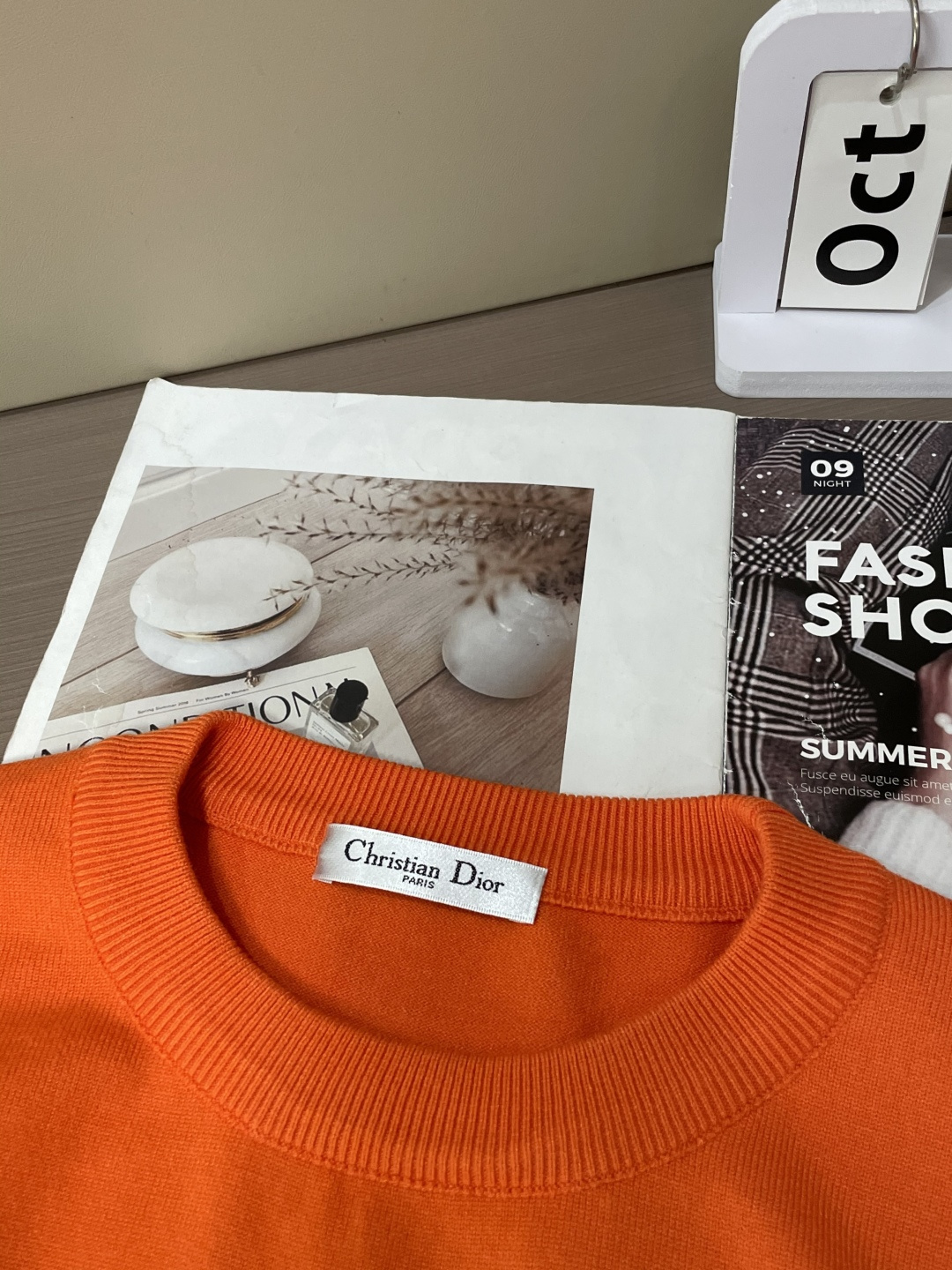Dior 2025秋冬 高级定制 都市风十足 经典简约大气圆领打底针织毛衣。 采用进口羊毛混纺面料 柔软