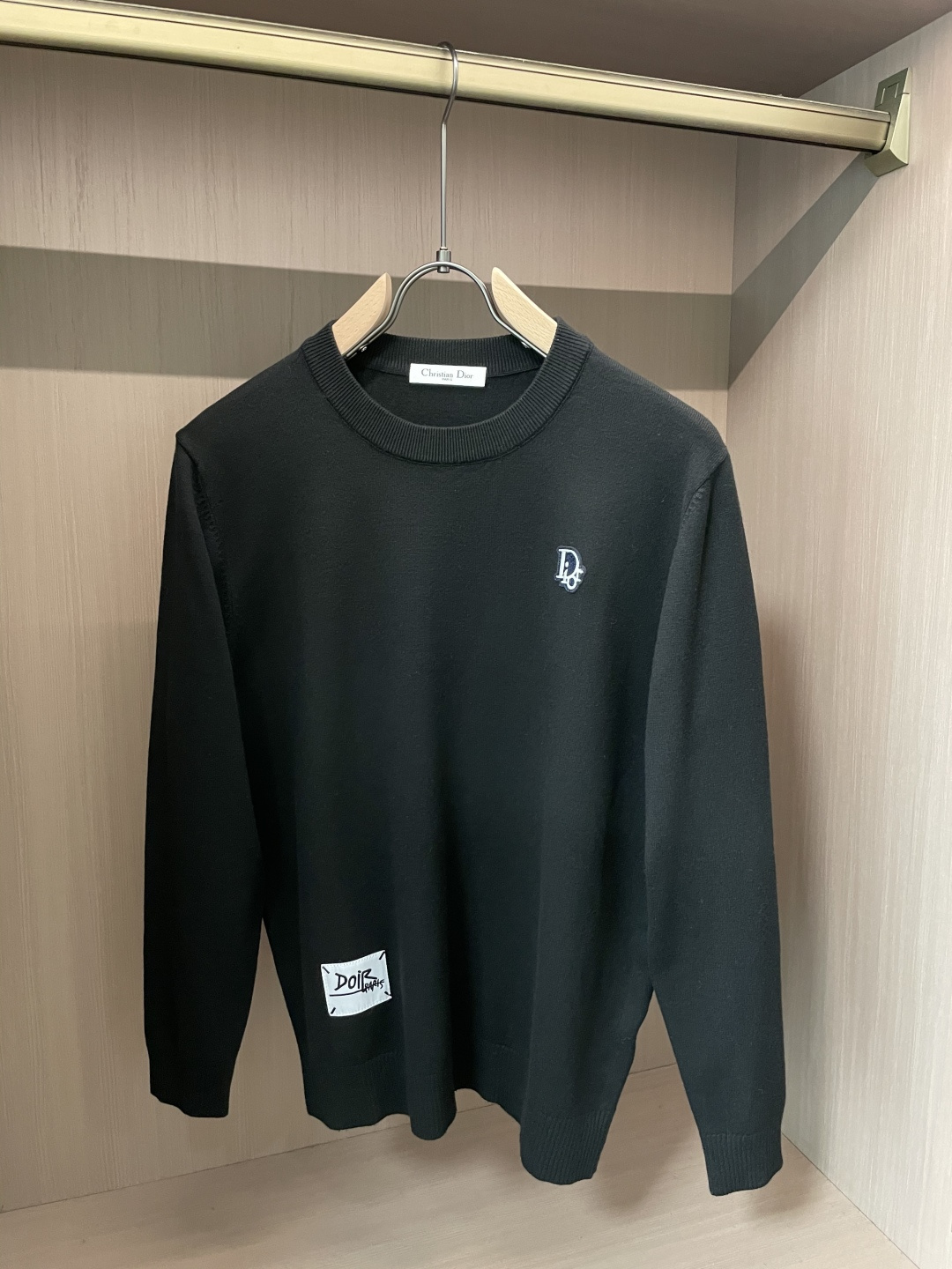 Dior 2025秋冬 高级定制 都市风十足 经典简约大气圆领打底针织毛衣。 采用进口羊毛混纺面料 柔软