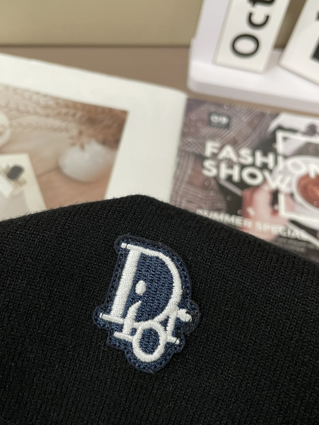 Dior 2025秋冬 高级定制 都市风十足 经典简约大气圆领打底针织毛衣。 采用进口羊毛混纺面料 柔软