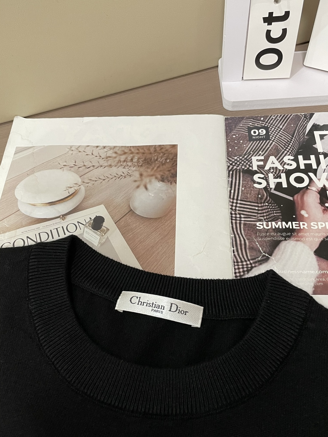 Dior 2025秋冬 高级定制 都市风十足 经典简约大气圆领打底针织毛衣。 采用进口羊毛混纺面料 柔软