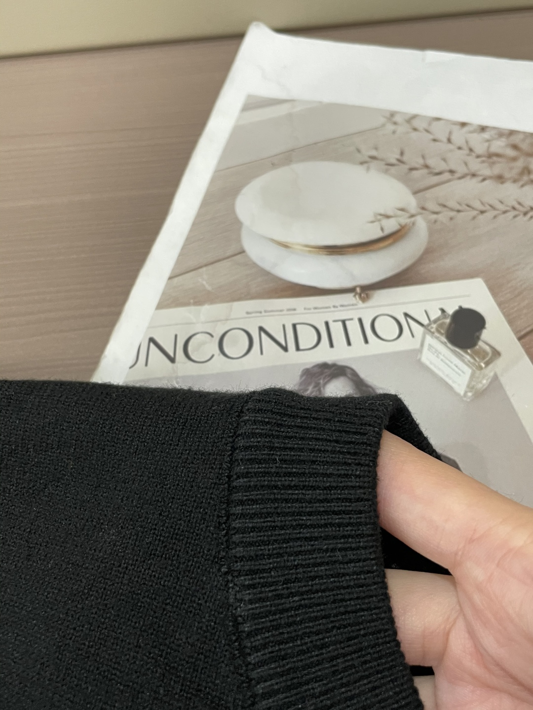 Dior 2025秋冬 高级定制 都市风十足 经典简约大气圆领打底针织毛衣。 采用进口羊毛混纺面料 柔软