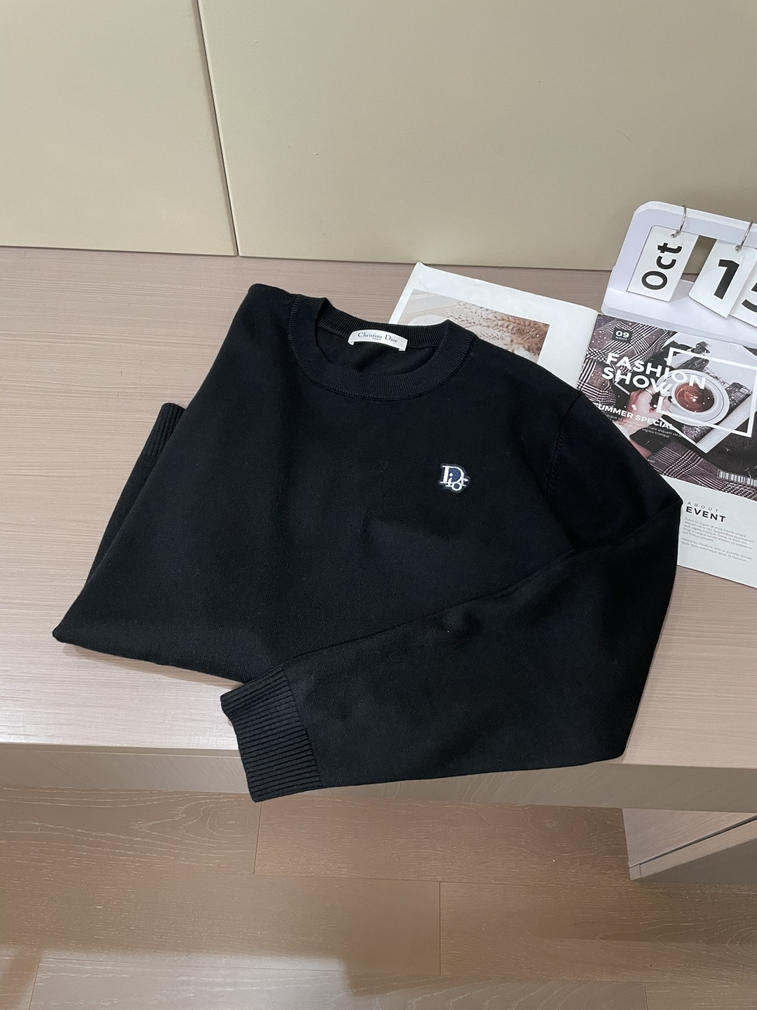 Dior 2025秋冬 高级定制 都市风十足 经典简约大气圆领打底针织毛衣。 采用进口羊毛混纺面料 柔软