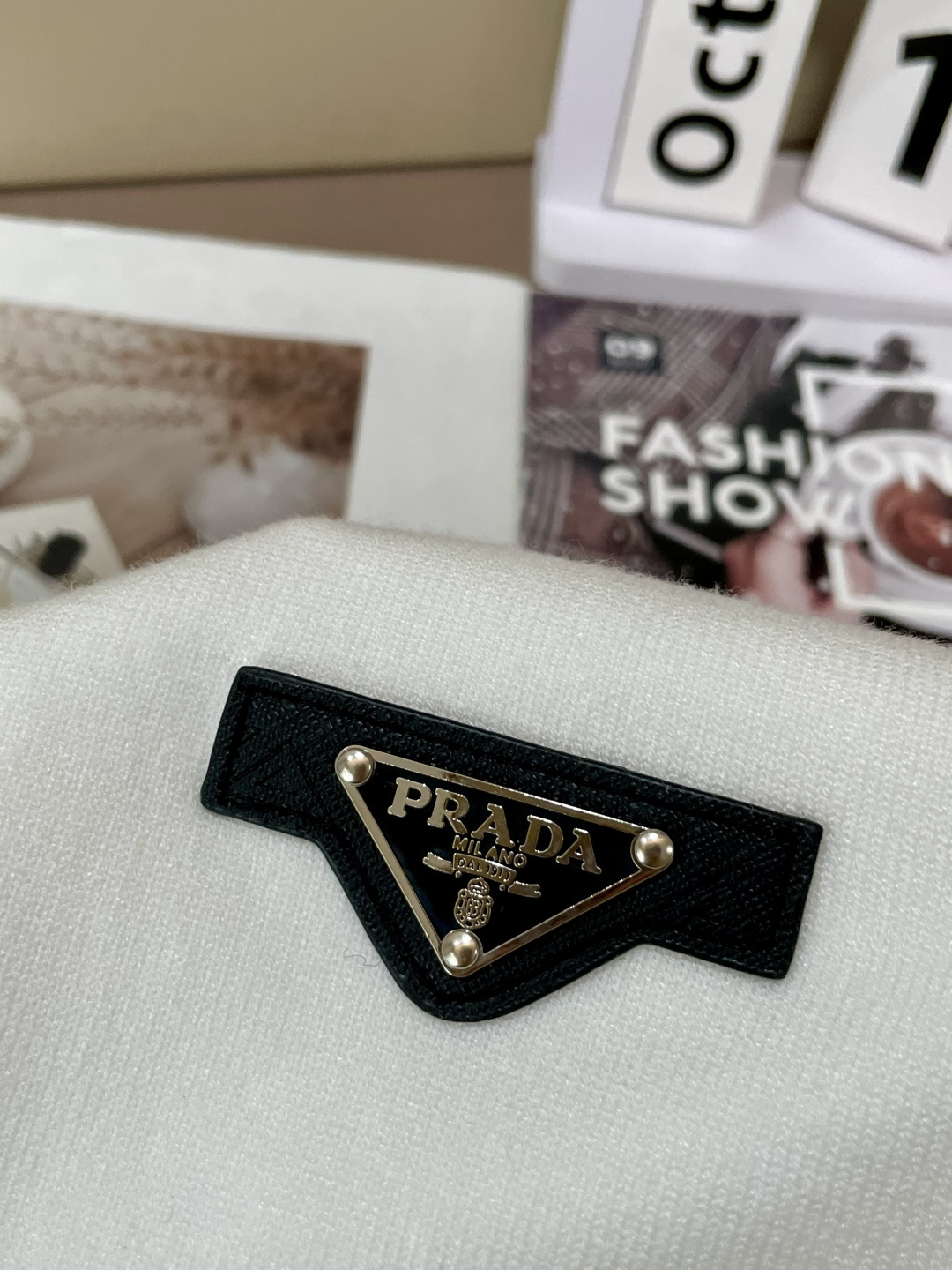 Prad 2025秋冬 高级定制 都市风十足 经典简约大气圆领打底针织毛衣。 采用进口羊毛混纺面料 柔软