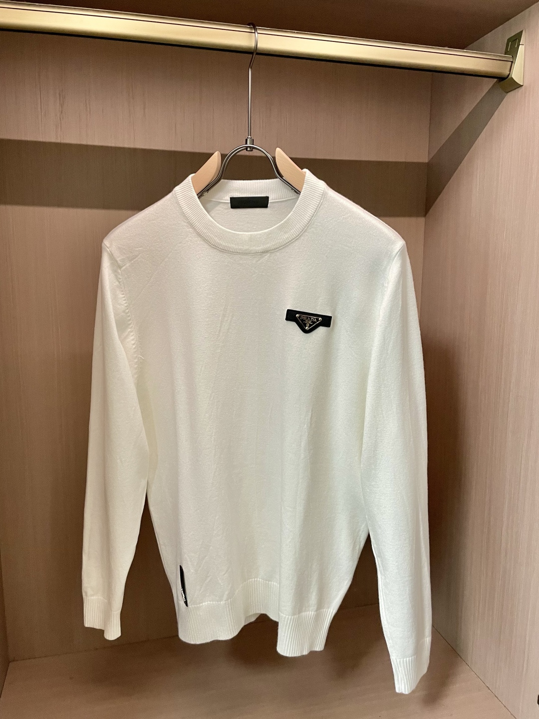 Prad 2025秋冬 高级定制 都市风十足 经典简约大气圆领打底针织毛衣。 采用进口羊毛混纺面料 柔软