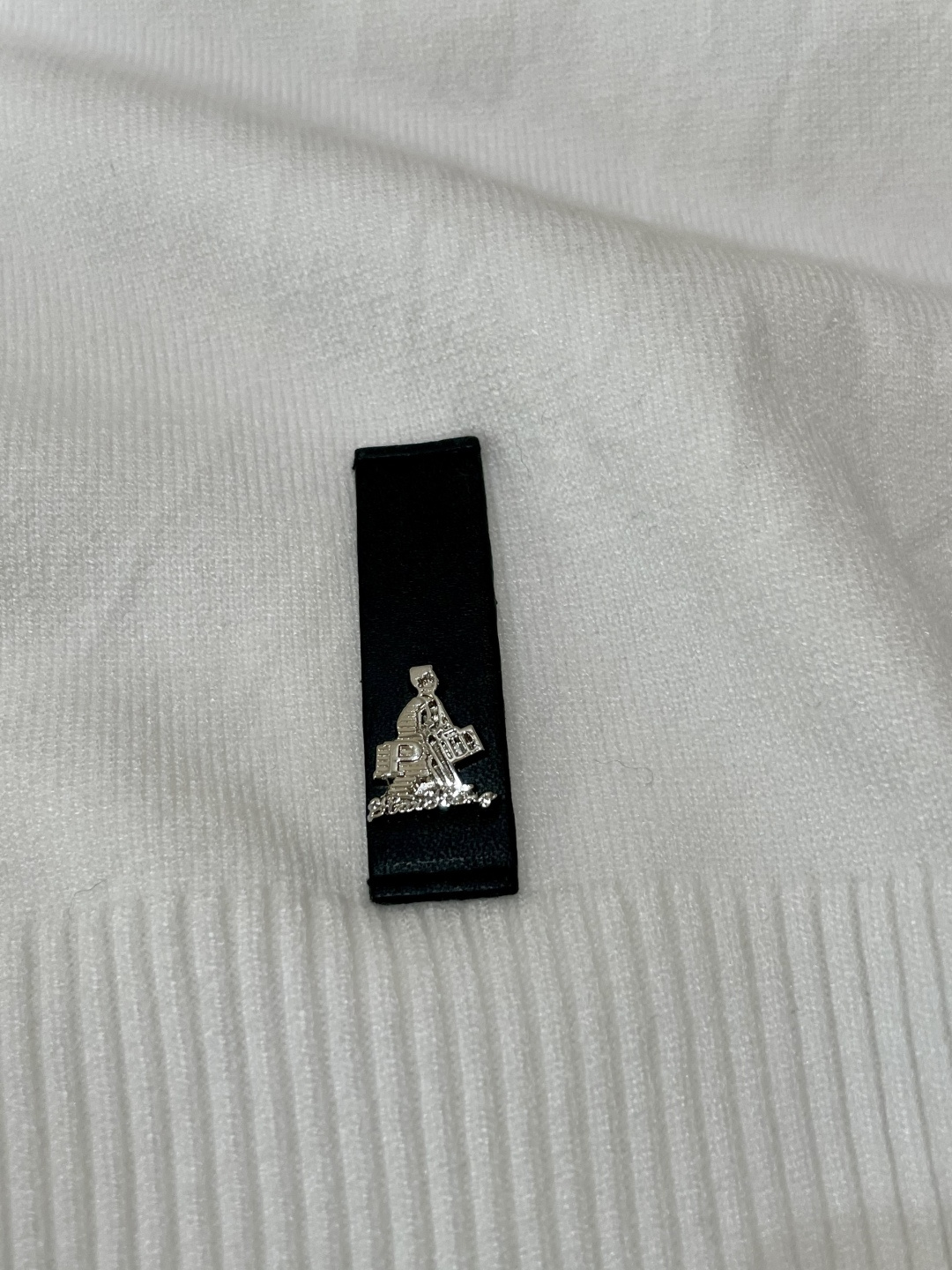 Prad 2025秋冬 高级定制 都市风十足 经典简约大气圆领打底针织毛衣。 采用进口羊毛混纺面料 柔软