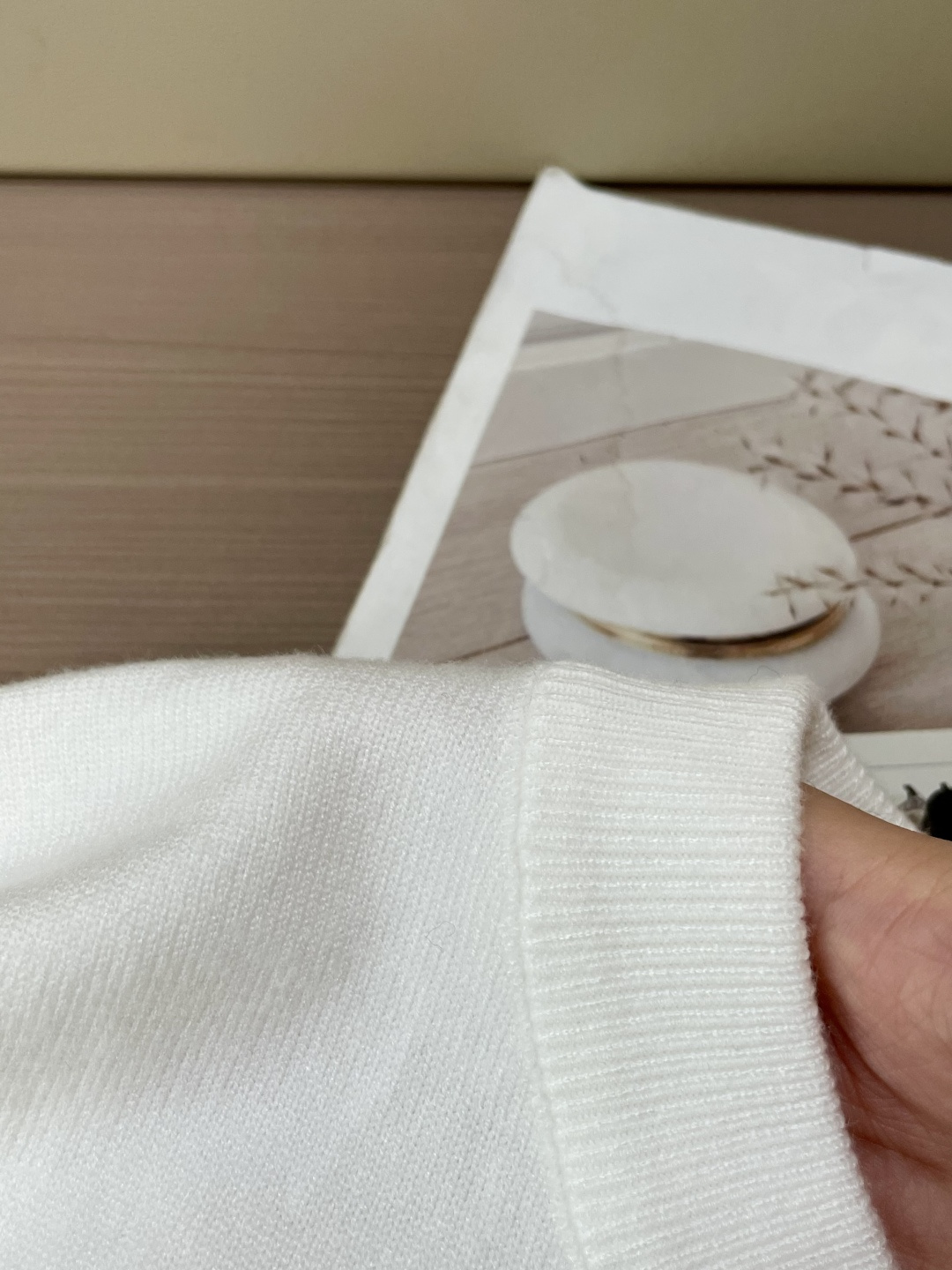 Prad 2025秋冬 高级定制 都市风十足 经典简约大气圆领打底针织毛衣。 采用进口羊毛混纺面料 柔软