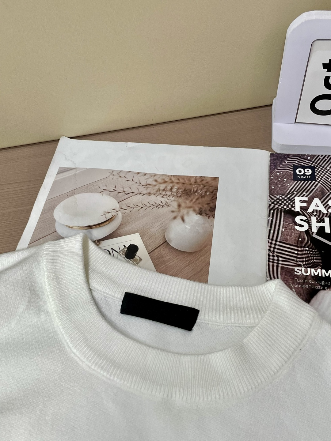 Prad 2025秋冬 高级定制 都市风十足 经典简约大气圆领打底针织毛衣。 采用进口羊毛混纺面料 柔软