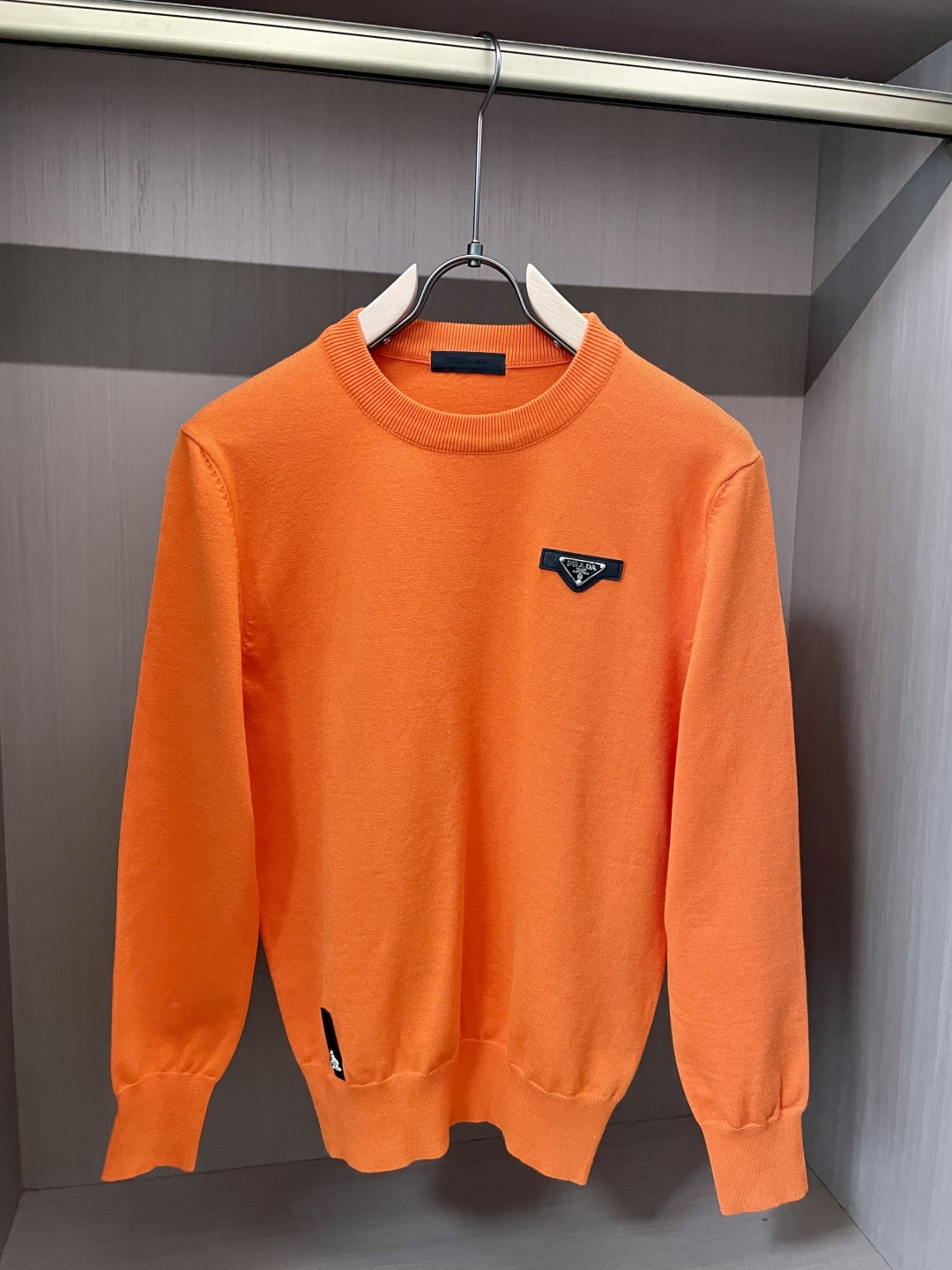 Prad 2025秋冬 高级定制 都市风十足 经典简约大气圆领打底针织毛衣。 采用进口羊毛混纺面料 柔软