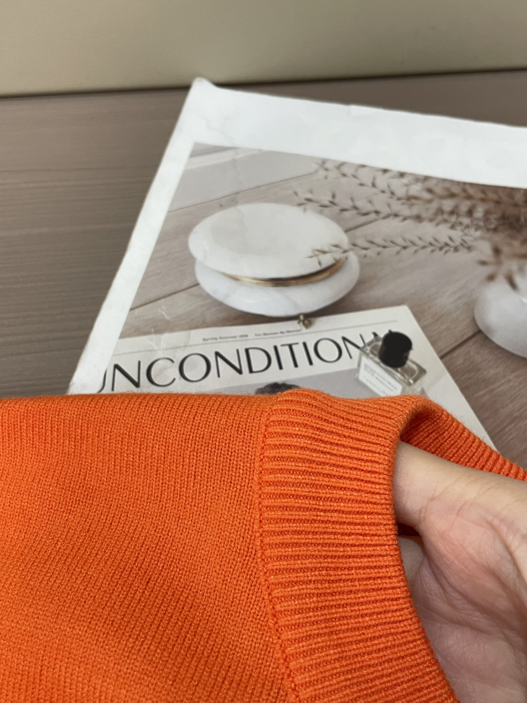 Prad 2025秋冬 高级定制 都市风十足 经典简约大气圆领打底针织毛衣。 采用进口羊毛混纺面料 柔软