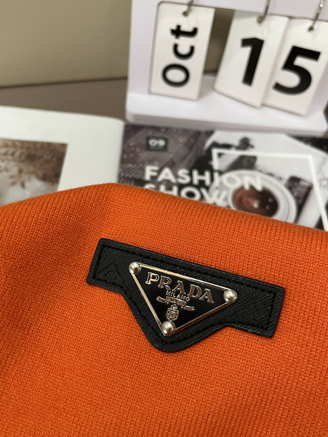 Prad 2025秋冬 高级定制 都市风十足 经典简约大气圆领打底针织毛衣。 采用进口羊毛混纺面料 柔软