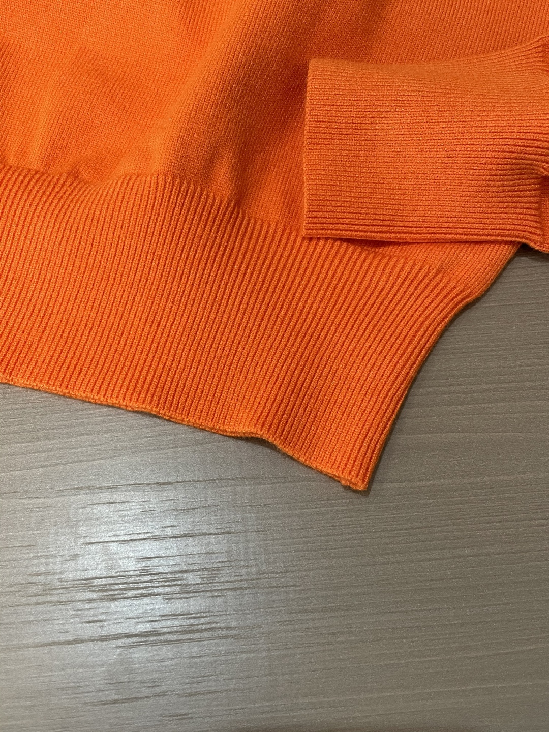 Prad 2025秋冬 高级定制 都市风十足 经典简约大气圆领打底针织毛衣。 采用进口羊毛混纺面料 柔软