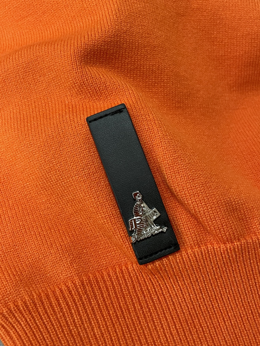 Prad 2025秋冬 高级定制 都市风十足 经典简约大气圆领打底针织毛衣。 采用进口羊毛混纺面料 柔软