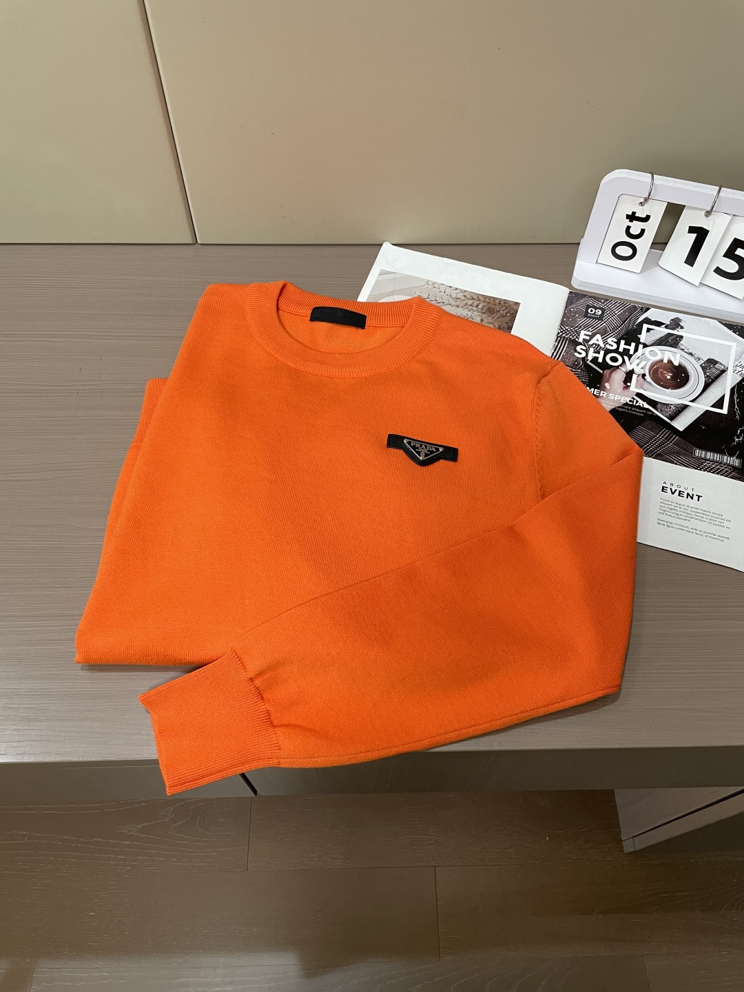 Prad 2025秋冬 高级定制 都市风十足 经典简约大气圆领打底针织毛衣。 采用进口羊毛混纺面料 柔软