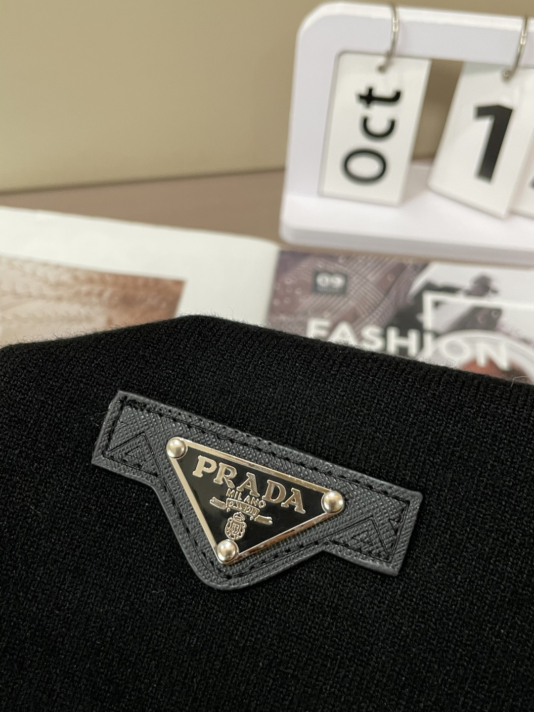 Prad 2025秋冬 高级定制 都市风十足 经典简约大气圆领打底针织毛衣。 采用进口羊毛混纺面料 柔软