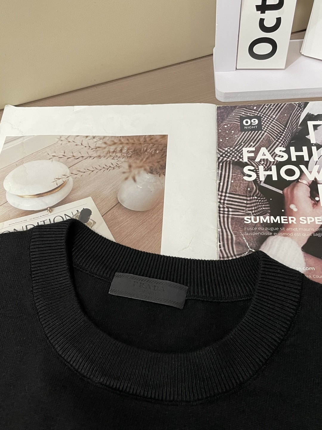 Prad 2025秋冬 高级定制 都市风十足 经典简约大气圆领打底针织毛衣。 采用进口羊毛混纺面料 柔软