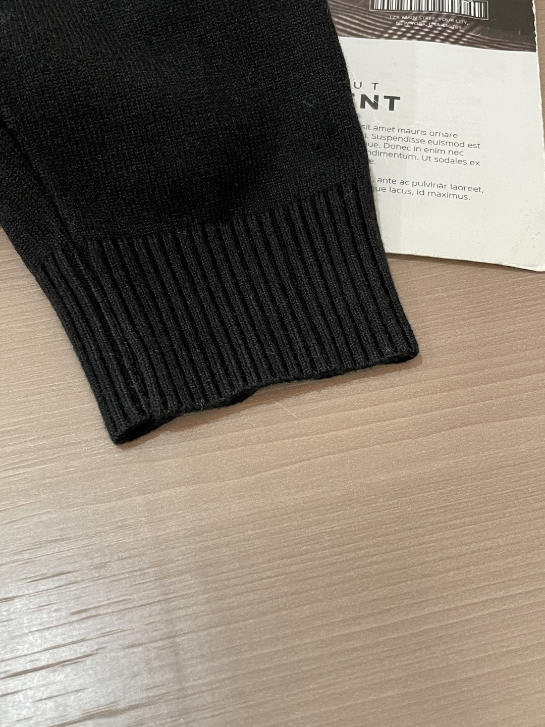 Prad 2025秋冬 高级定制 都市风十足 经典简约大气圆领打底针织毛衣。 采用进口羊毛混纺面料 柔软