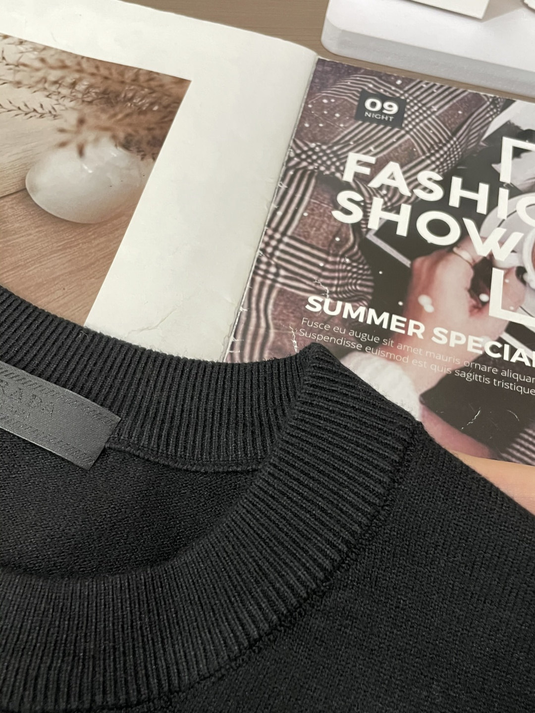 Prad 2025秋冬 高级定制 都市风十足 经典简约大气圆领打底针织毛衣。 采用进口羊毛混纺面料 柔软