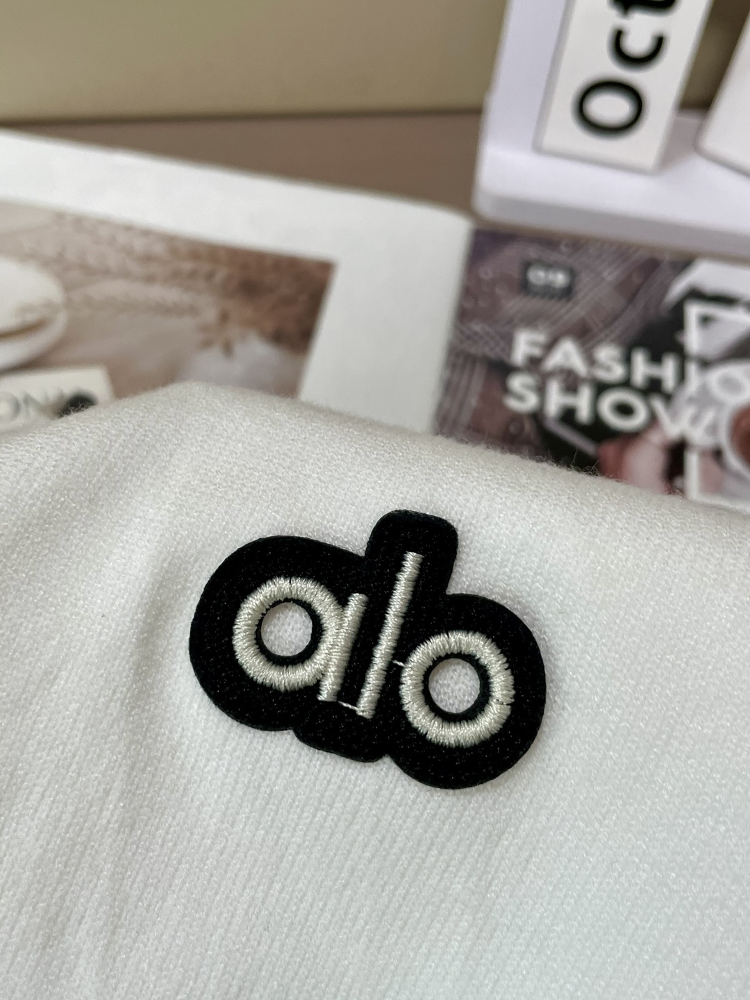 alo 2025秋冬 高级定制 都市风十足 经典简约大气圆领打底针织毛衣。 采用进口羊毛混纺面料 柔软细