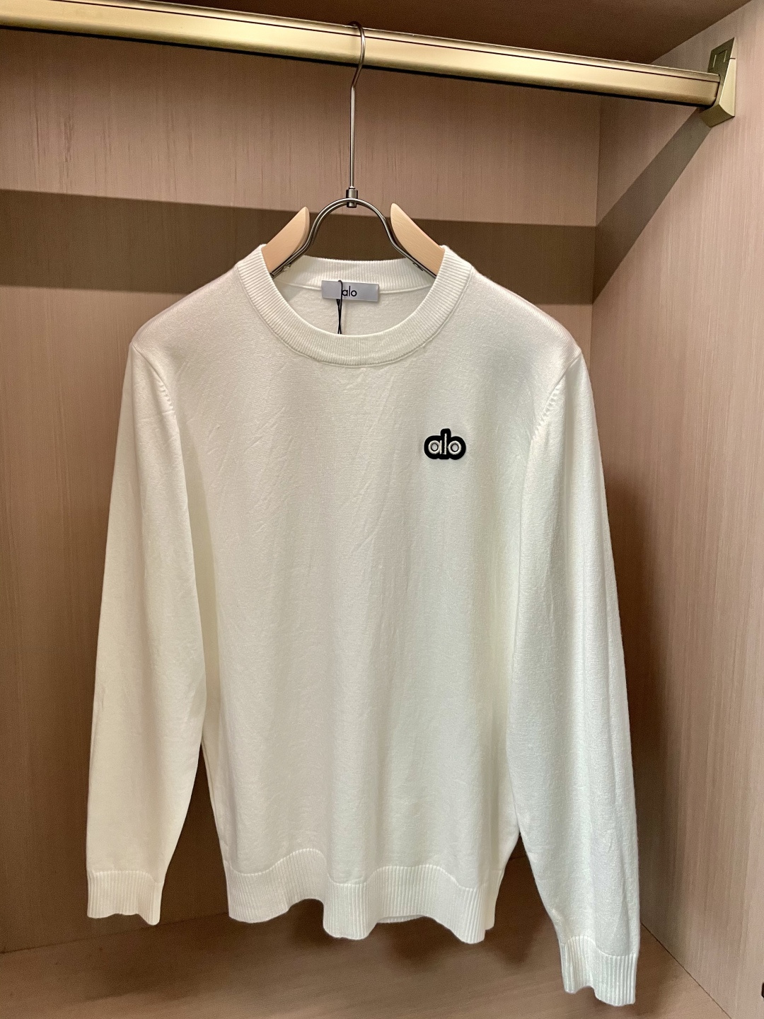 alo 2025秋冬 高级定制 都市风十足 经典简约大气圆领打底针织毛衣。 采用进口羊毛混纺面料 柔软细