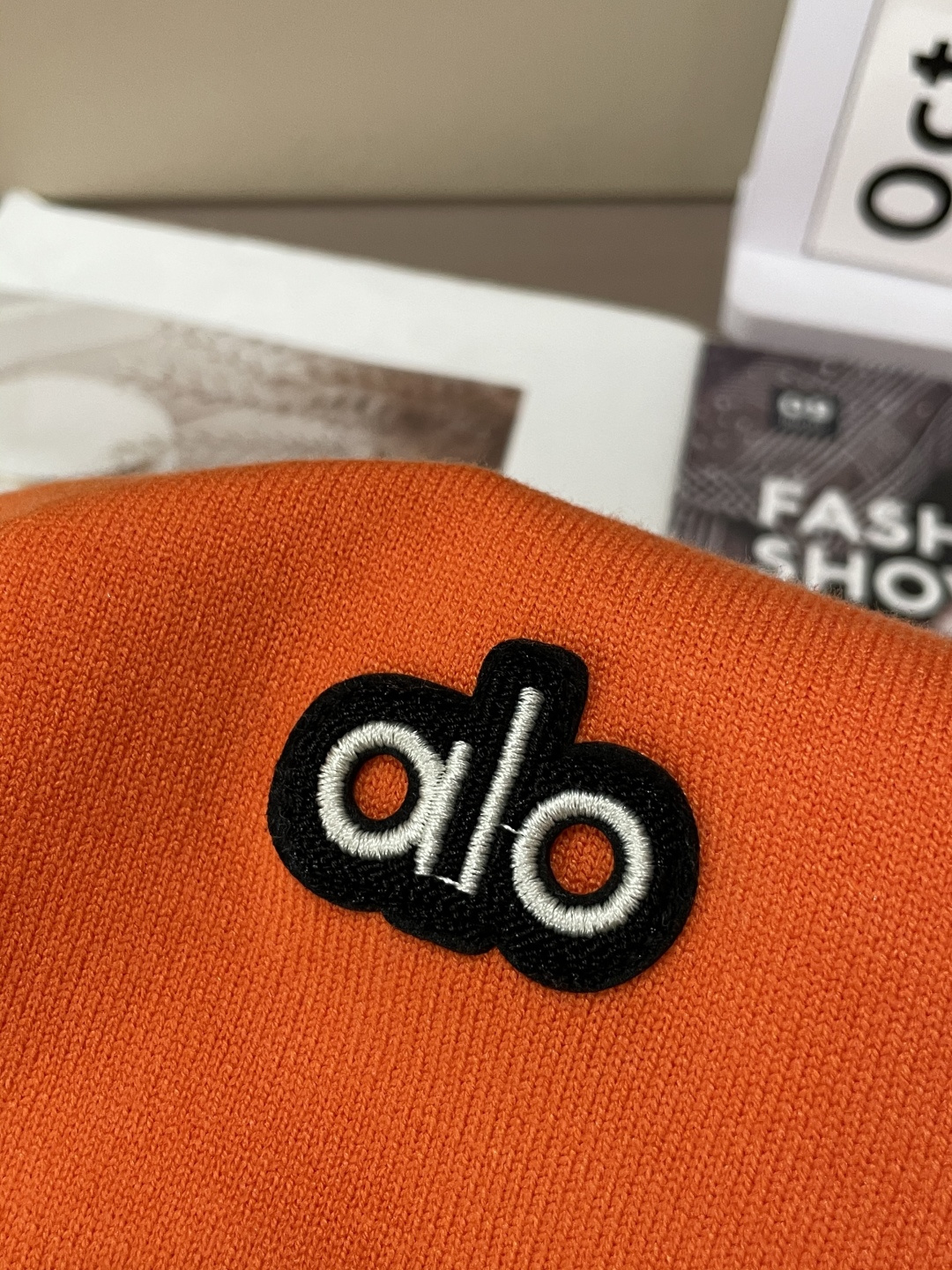 alo 2025秋冬 高级定制 都市风十足 经典简约大气圆领打底针织毛衣。 采用进口羊毛混纺面料 柔软细