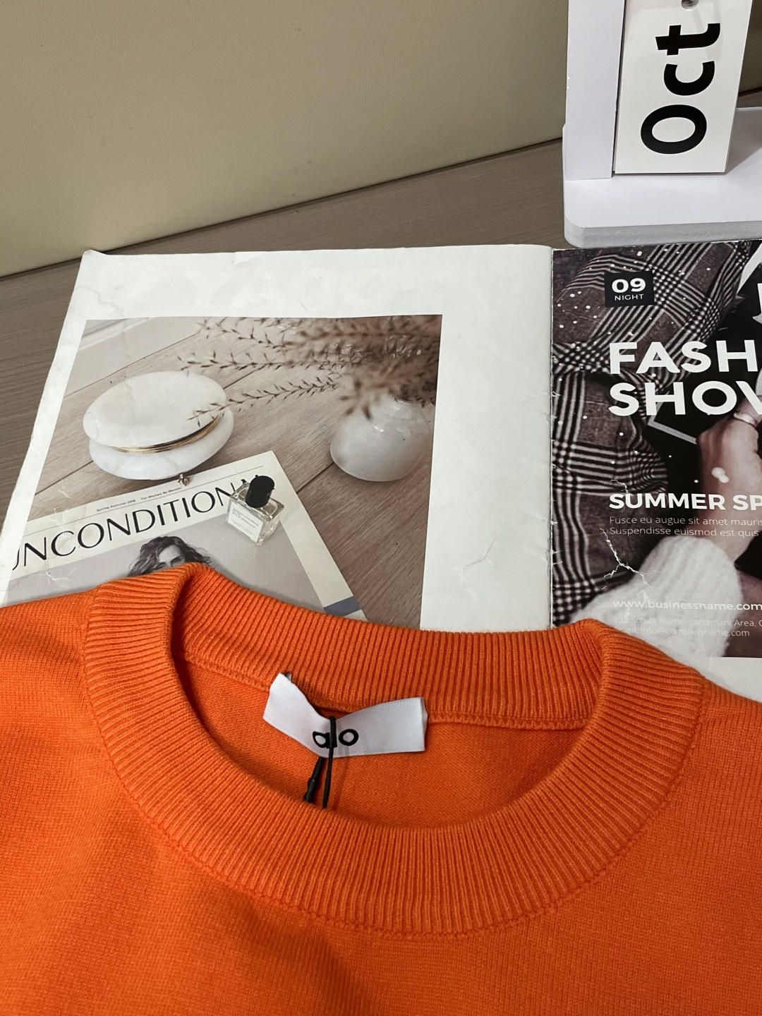 alo 2025秋冬 高级定制 都市风十足 经典简约大气圆领打底针织毛衣。 采用进口羊毛混纺面料 柔软细